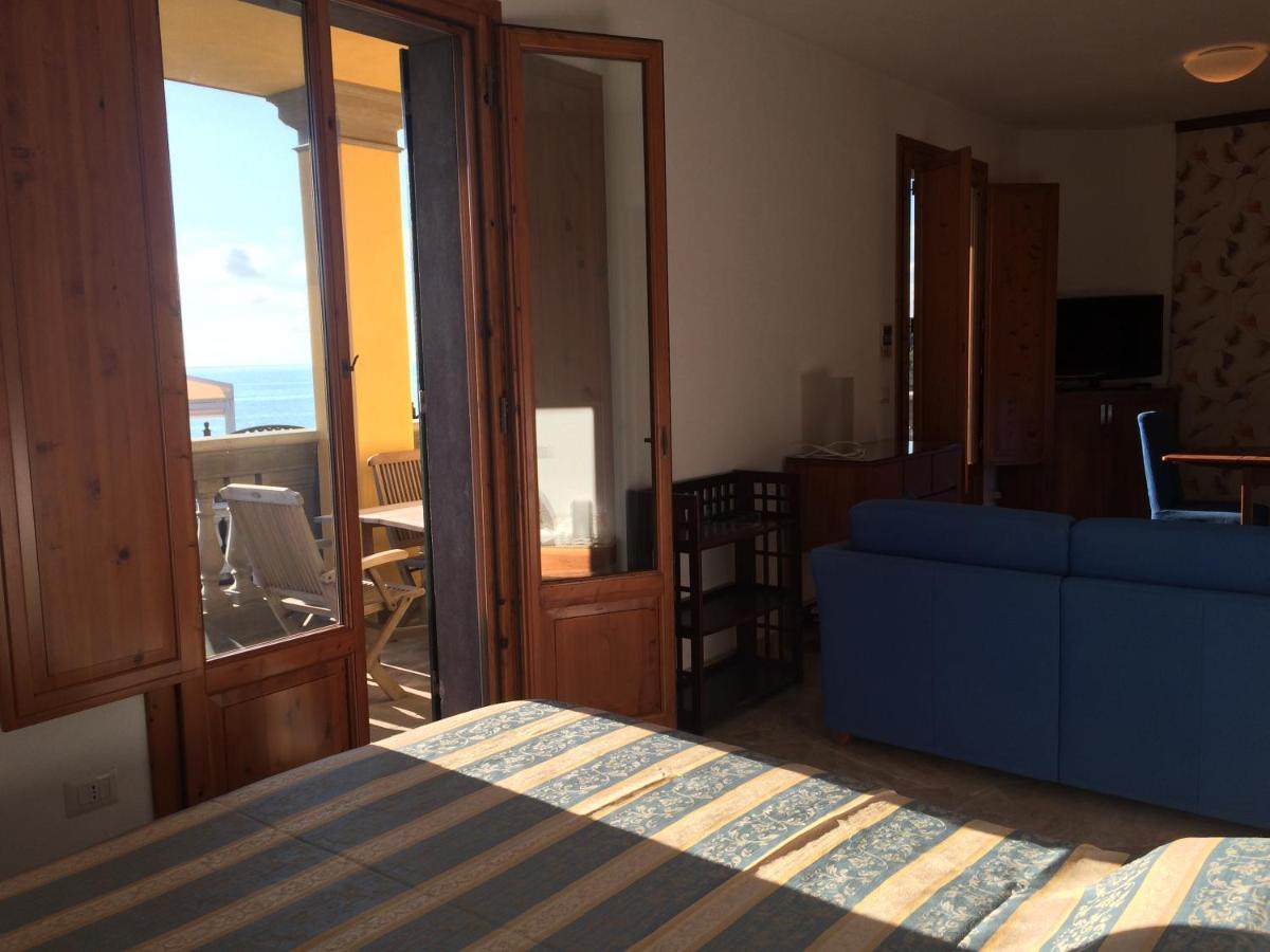 Appartamenti Fronte Mare กัสตีลยอนเชลโล ภายนอก รูปภาพ